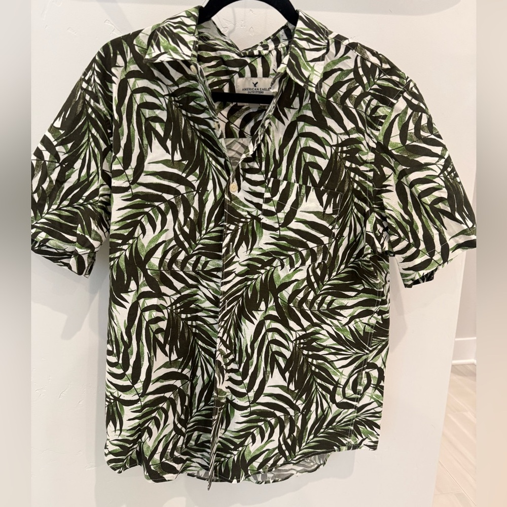 Men’s American Eagle Outfitters Size Medium Seriously Tropical Print Button Up